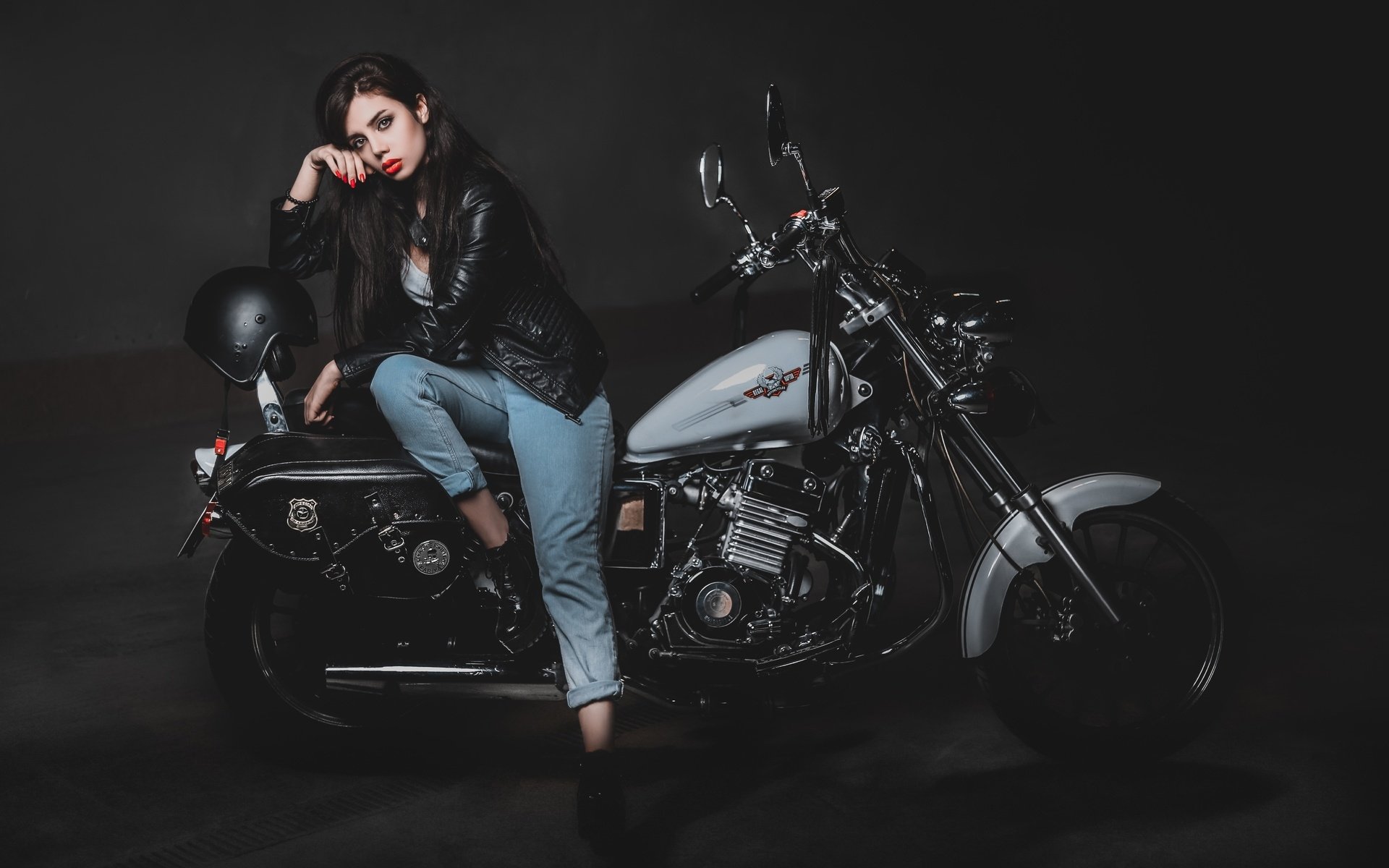 Biker girls: style and drive brings the glow — live moments in Calgary