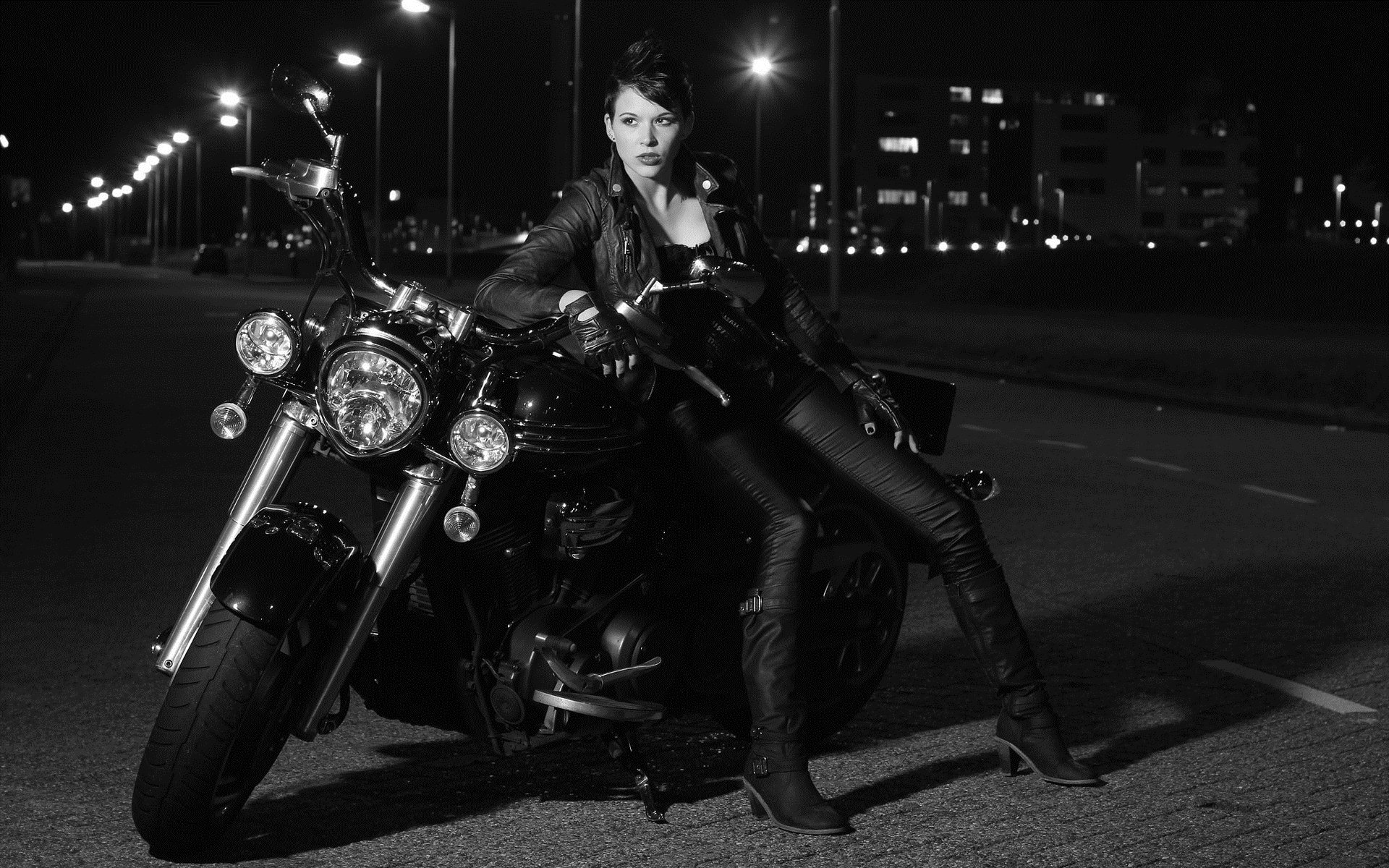 Photo Beautiful girls and motorcycles in Calgary